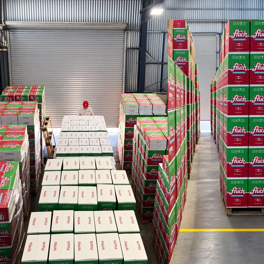 Depósito de FRUCH con pallets de cajas listas para distribuir