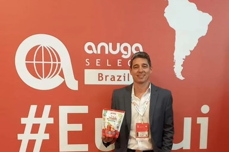 Socio de FRUCH con un paquete en la feria Anuga Select Brazil