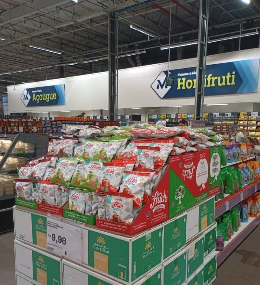 Exhibición de chips FRUCH en un supermercado de Brasil