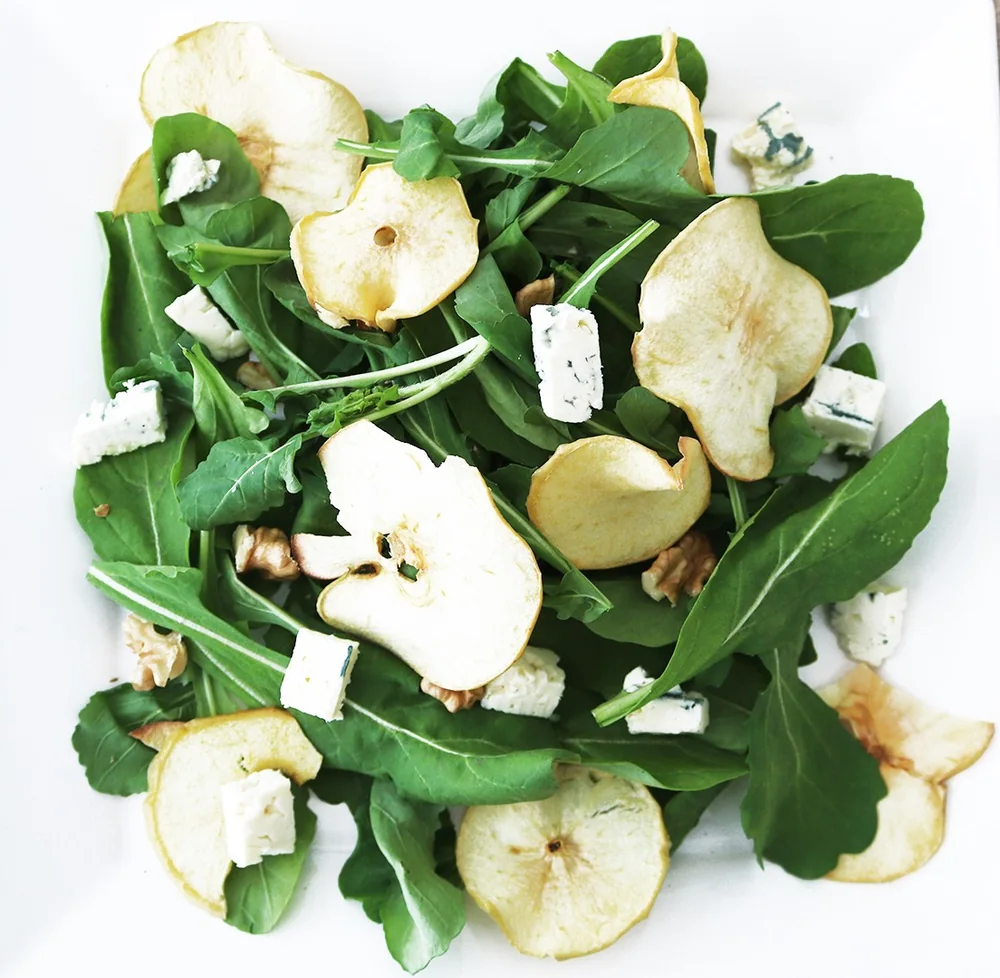 Ensalada de rúcula con queso azul, nueces y chips de manzana FRUCH